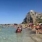 Spiaggia libera a San Vito Lo Capo, la denuncia: «Se non paghi non puoi starci, obbligato ad affittare i lettini»