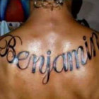 Neo papà si fa tatuare il nome del figlio sulla schiena a lettere cubitali, ma poi scopre che non è suo