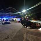 Cassino, auto si ribalta dopo uno scontro all'incrocio di piazza Restagno: feriti quattro ragazzi