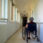Roma, ottantenne affetta da demenza violentata in casa di riposo: arrestato operatore