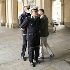 Parma, un lazo in dotazione alla polizia municipale: il bolawrap, si lancia e immobilizza