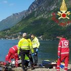 Si tuffa nel torrente per salvare il cane finito nell'acqua gelida, i vigili del fuoco lo ritrovano in profondità nel lago di Lugano: morto il turista 34enne