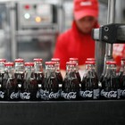 Coca Cola, filamenti di vetro all'interno delle bottigliette