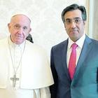 Viaggio negli Emirati, via la croce dal logo. E il Qatar chiede aiuto al Papa sull'embargo