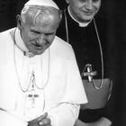 Joseph Ratzinger smonta i cliché su Giovanni Paolo II: «Sbagliato definirlo rigorista morale»