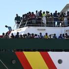 Migranti dirottano mercantile in Libia. Salvini: «Non verrà qui»