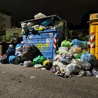 Gli abbandoni non si arrestano, strade fuori controllo in balia dei rifiuti