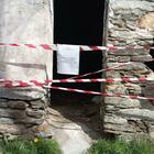 Aosta, donna trovata morta nei boschi: il cadavere dentro un'ex cappella. Non si esclude l'omicidio, i testimoni: «Sembrava dormisse»