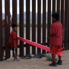 Usa-Messico, l'altalena rosa che abbatte le barriere: muro trasformato in parco giochi