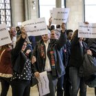 Francia, l'età della pensione rimane a 62 anni. I sindacati: «Ora sciopero più duro»