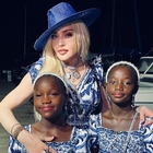 Madonna, le figlie adottate si "diplomano" in quinta elementare: «Le regine di mamma»