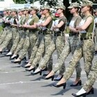 Ucraina, donne soldato alla parata con i tacchi: è polemica