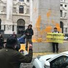 Milano, attivisti imbrattano il Dito di Cattelan (Fotogramma)