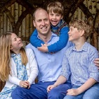 William, la tenera foto con i figli per la Festa del papà (senza mamma Kate). E spunta l'omaggio alla regina Elisabetta