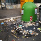 Roma, rifiuti davanti alle scuole: lo scempio a Marconi «Cassonetto bruciato abbandonato da un mese»