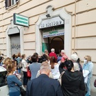 Roma, la tintoria chiude senza preavviso e minaccia di buttare gli abiti: clienti nel panico, intervengono i Carabinieri