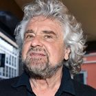 immagine Beppe Grillo non vuole il voto: «No ai barbari». ​Di Maio: «Beppe è con noi»