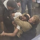 Usa choc, senzatetto ucciso in strada: soffocato a morte da un marine. «Urlava contro i passeggeri in metro»
