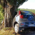 Sbanda con la Punto: auto accartocciata sul platano, 20enne incastrata tra le lamiere