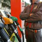 Benzina, sconto da oggi: con il taglio delle accise costerà 30,5 centesimi in meno (aggiungendo l'Iva)