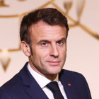 Francia, la riforma delle pensioni è legge: non passa la sfiducia, Macron è salvo per 9 voti. Scontri e fiamme a Parigi