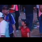 Il bimbo portoghese consola il tifoso francese disperato: Euro 2016 fa commuovere