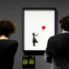 Banksy, chi è davvero? La possibile svolta: «Deve apparire in tribunale, la sua identità sarà svelata»