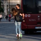 A Roma il Far West dei monopattini: «Rischi in più per i pedoni». Slalom tra i bus e sui marciapiedi