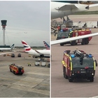 Due aerei si scontrano in pista all'aeroporto di Londra Heathrow: ali distrutte, passeggeri sotto choc