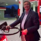 Carlo Calenda e il video sulle accise mentre fa il pieno di benzina