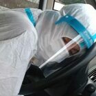 Coronavirus, infermiera si addormenta sul volante dell'ambulanza e la foto fa il giro del web: «Non siamo eroi»