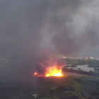 Incendi Roma, rogo in via dell'Idroscalo a Ostia: a rischio i cantieri navali della zona. Le fiamme viste dal drone
