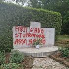 «Partigiano stupratore assassino», sfregiata con spray rosso la lapide in ricordo dei martiri della Resistenza a Forte Bravetta