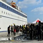 Sbarchi record, caos a Lampedusa: quasi 7mila migranti sull'isola
