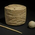 Sepolti, mano nella mano, con tamburo, bacchetta e palla: scoperta tomba di bambini di 5000 anni fa