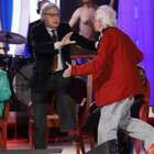 Vittorio Sgarbi e Giampiero Mughini, rissa al Maurizio Costanzo Show: «Ti prendo a calci». E il critico cade dalla sedia