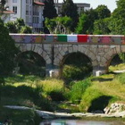 Il Ponte romano rivestito da mattonelle di lana: guarda l'originale opera