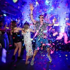 Gran Bretagna, restrizioni addio: feste e folla nelle discoteche. Ma gli esperti: «Rischio 200mila casi al giorno»