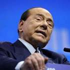 Berlusconi cade a Zagabria mentre fa un selfie: ricoverato in ospedale a Milano