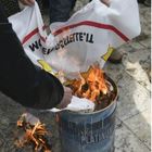 Tap, scoppia la rabbia contro i 5 Stelle: a Meledugno bruciate tessere elettorali e foto dei politici