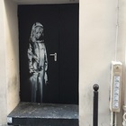 La porta del Bataclan con l'opera di Banksy rubata nel 2019 ritrovata in un casale in Abruzzo