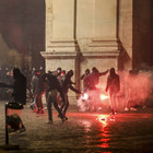 Roma, scontri in centro: bombe carta e cassonetti in fiamme: 16 fermati, fra loro ultrà della Lazio e militanti dell'estrema destra