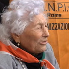 25 aprile, la partigiana Luce intona "Bella Ciao" insieme ai manifestanti: il canto è commovente