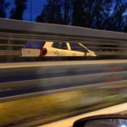 Milano, l'auto sfreccia contromano a tutta velocità: il video fa il giro del web. «La gente sta male»