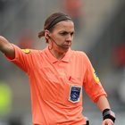 Francia, prima volta di un arbitro donna in Ligue1: prova superata e 4 gialli