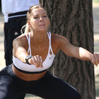Giulia Calcaterra fa ginnastica nel parco 