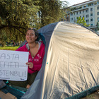 Milano, universitaria in tenda davanti al Politecnico contro affitti insostenibili