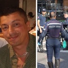 Milano, uomo travolto e ucciso da un autobus: Fabio, 48 anni, stava attraversando sulle strisce col suo cane