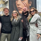 Ornella Muti in Russia con Naike Rivelli, il volto dell'attrice sul murale di Jorit: «Qui libere di esprimerci su tutto, dalla Pace alla moda»