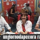 La senatrice Pezzopane riceve la proposta di matrimonio in diretta radio dal fidanzato stripper